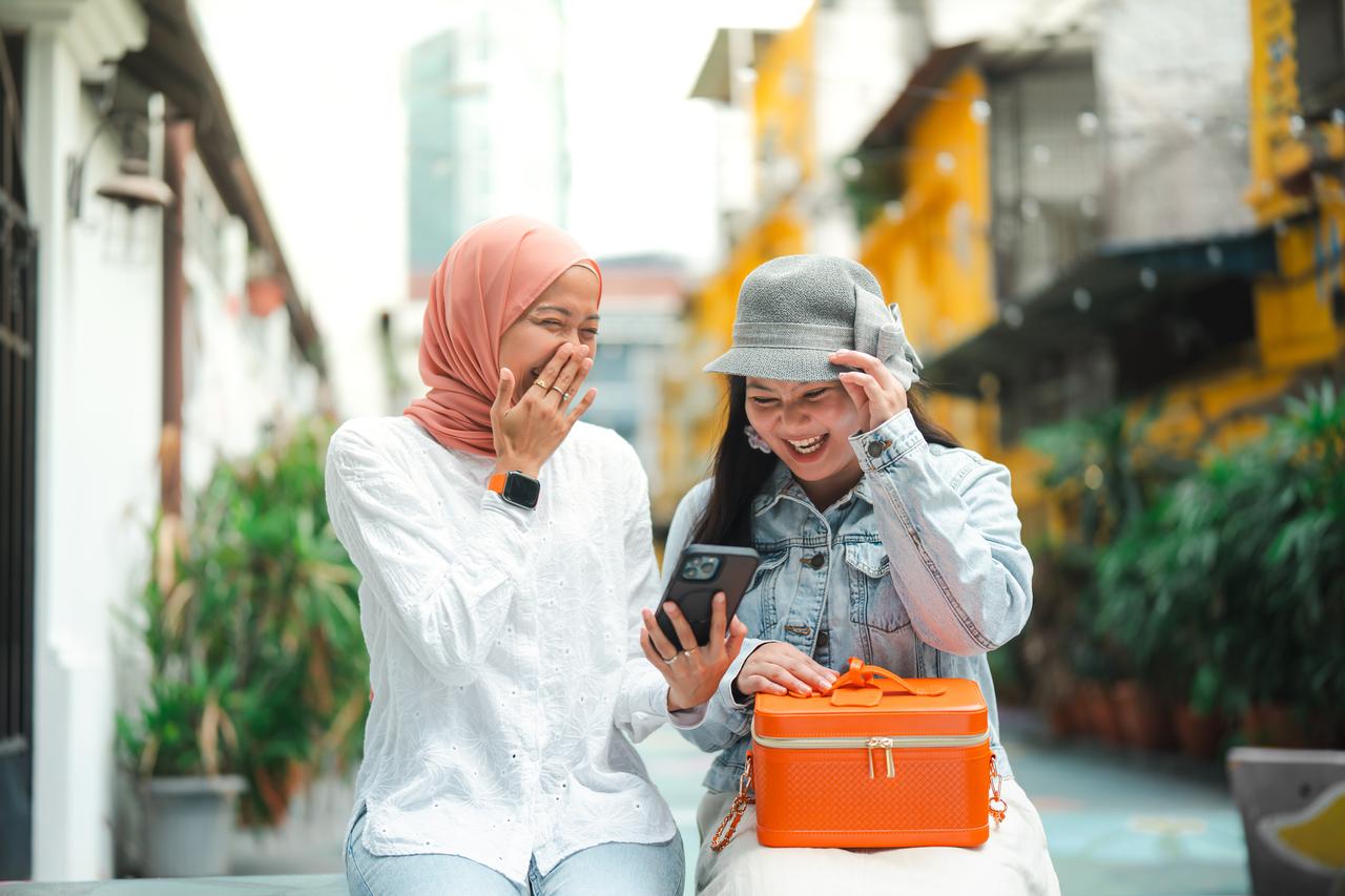 2_friends_laughing_while_chit_chatting.jpg